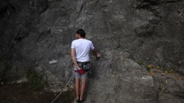 genç adam kaya tırmanışı için hazırlanıyor