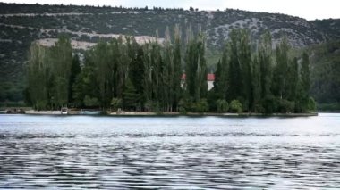 panoramik çekim uzakta küçük bir ada
