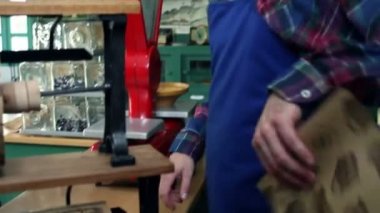 şekerler eski, retro dükkanda sarmak için eski ve retro bir kağıt kesme bir satıcı kadeh yukarıya kapatmak