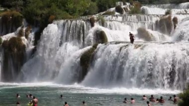 milli park krka şelale önünde Yüzme turist çekim