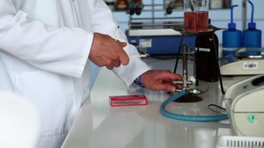 atış ateş üzerinde biraz sıvı karıştırma genç öğrenci