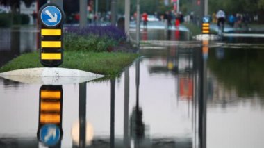 suyun altında ana cadde görünümü
