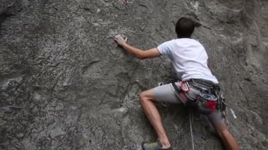 genç adam kaya üzerinde büyük bir doğal kaya tırmanışı