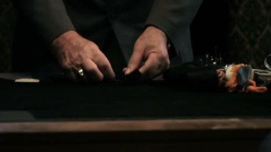 elbise üzerinde çalışıyor