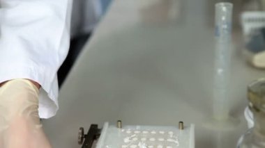 Hapları yapma öğrencinin elinde yakın çekim