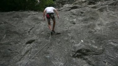 genç adam, doğada dağcılık