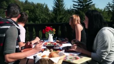 arkadaşlar açık havada yemek yeme ve doğa arıyorsunuz