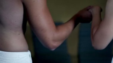 Çift kaplıcada yalan ederken ellerimi