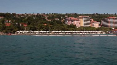 hareketli tekne yapılan piran yakınındaki kıyı atış