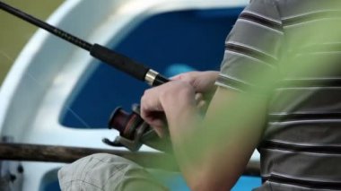 genç adamın balıkçı teknesi üzerinde atış yukarıya kapatmak