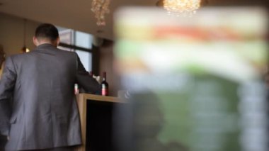 hala değişen odak bir adam ve sandviç restoranında yemek listesi ile vurdu