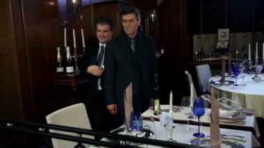 erkek bir konuk oturabilir miyim böylece nazikçe sandalyeyi hareket eden bir garsona ateş