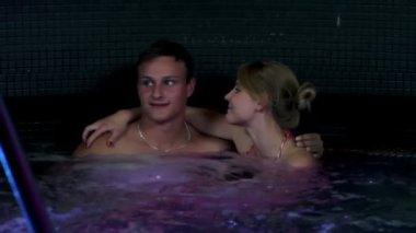 genç ve seksi bir çift jakuzide sarılma