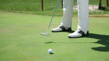 bir golf salonu için doğrudan beyaz golf topu çarptığında golf sahası üzerinde atış yukarıya kapatmak