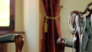 Şampanya bardağı ve buket kapat