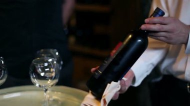 Garson gösteren onun müşterileri için şarap şişe