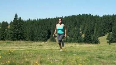 O çalışırken kadının bacakları