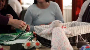 Yaşlı kadınlar öğrenme nasıl knitt ve onların ürünlerini gösteren