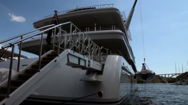 limana demirledi lüks bir yat kadeh yukarıya kapatmak