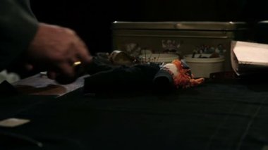 eski terzi atölyesinde çalışan