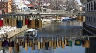 kilit bir hat üzerinden yapılan ljubljanica Nehri'nin bir teknede panoramik çekim