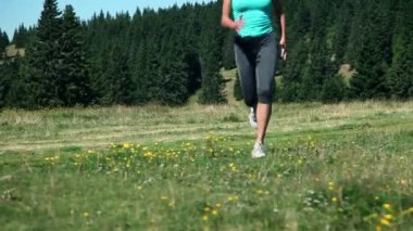 jogging yaparken kadar ayakkabı bağcığı bağlama kadın
