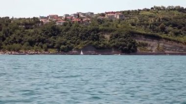 bir uçurumun tepesinde bir yerleşim