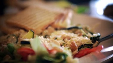 Odağı bir yiyecek bir diğerine geçiş