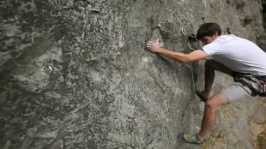 jonge man begint te rots beklimming