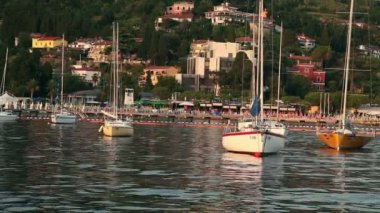 Harbour piran yakınındaki bir yelkenli tekne çekim