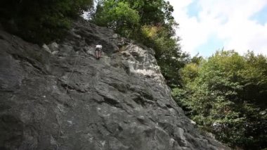 Aşağıdan ateş doğada adam dağcılık