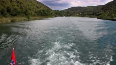 shot van de canyon van de rivier krka is gemaakt van de achterkant van de boot