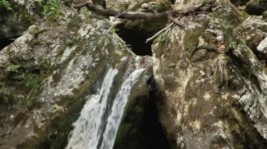 akarsu rocks Woods dışarı vurdu