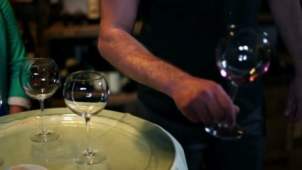 Cameriere versando vino rosso — Video Stock