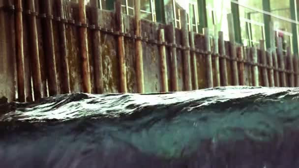 Nahaufnahme und schnelle Version eines kleinen künstlichen Wasserfalls und Kajakfahrers — Stockvideo