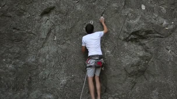 Man rotsklimmen in de natuur — Stockvideo