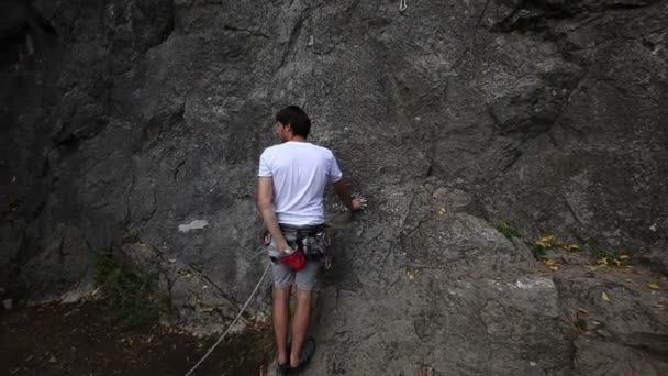 Young man preparing for rock climbing — Stock Video