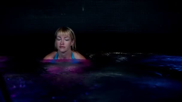 Mulher em jacuzzi — Vídeo de Stock