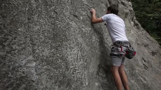 Jonge man klimmen in de natuur — Stockvideo