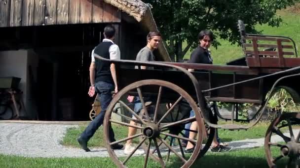 Shot bir grup genç insan eski ama çok korunmuş bir çiftlik ziyaret — Stok video