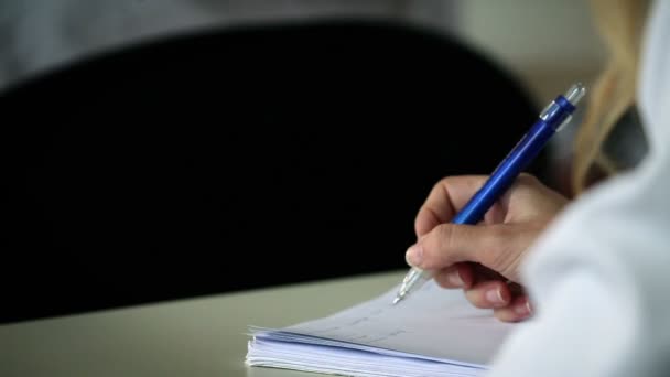 Tiro del estudiante escuchando lectura y escritura — Vídeos de Stock