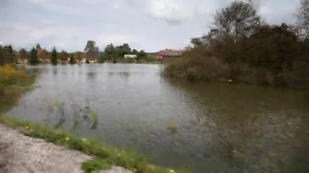 Schießerei aus dem Auto, das überflutetes Land repräsentiert — Stockvideo