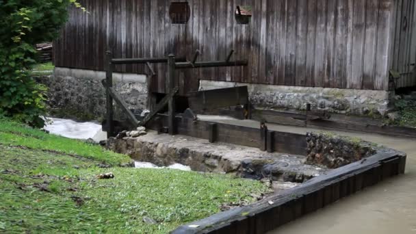 Watermolen en een houten object in de midlle — Stockvideo