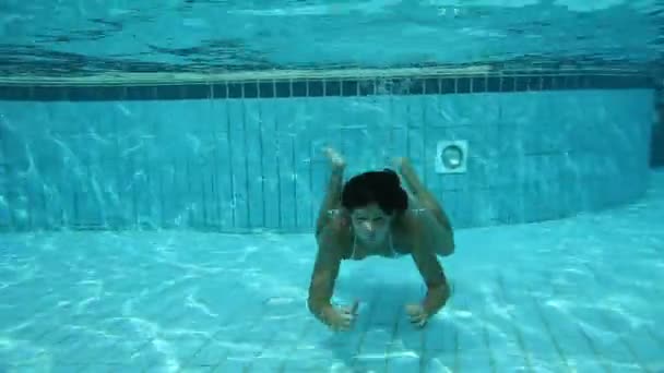 Teenager-Mädchen schwimmt unter Wasser
