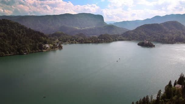 Tiro panorâmico do famoso lago Bled — Vídeo de Stock