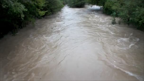 Vista del río mudy aumentado — Vídeos de Stock