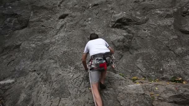 Zastřelil muž skalní lezení v přírodě — Stock video