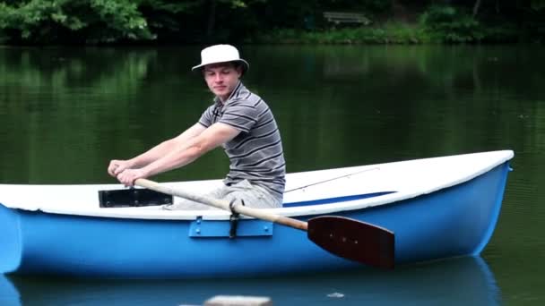 Young man in a boat rowing — Stock Video