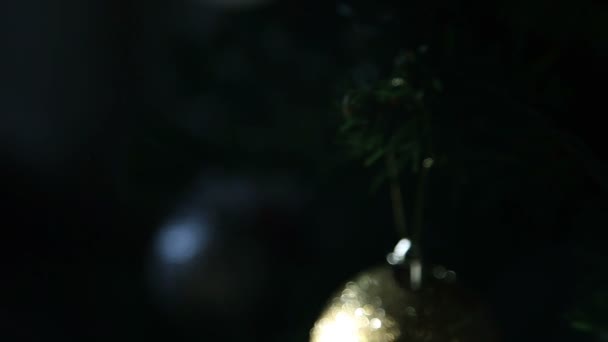 Pan çekim Noel ağacı süsle — Stok video