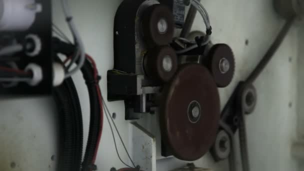 电缆与墙上的齿轮 — 图库视频影像